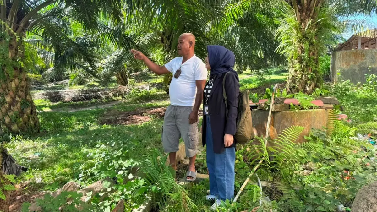 Mantri BRI mendampingi pelaku UMKM di lapangan sebagai bagian dari upaya BRI memperluas akses pembiayaan, meningkatkan literasi keuangan, dan mendorong pelaku usaha mikro naik kelas melalui pendampingan berkelanjutan.