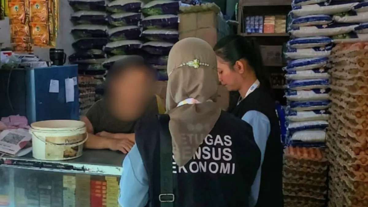 MENDATA : Petugas BPS saat mewawancara masyarakat pada Sensus Ekonomi 2026. ISTIMEWA