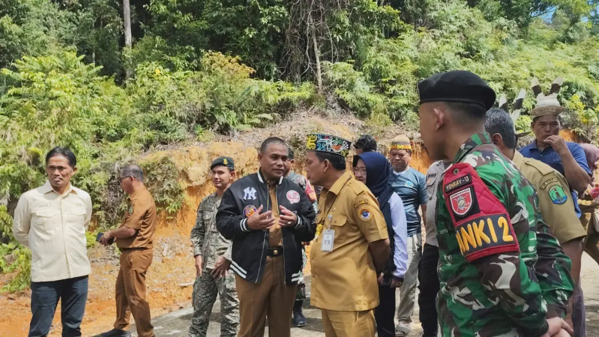 MENINJAU : Deputi Bidang Pengelolaan Batas Wilayah Negara Badan Nasional Pengelola Perbatasan (BNPP) RI, Dr Nurdin didampingi Kepala BPBD Nunukan Robby Nahak Serang saat berkunjung ke Kecamatan Sei Menggaris.&nbsp;