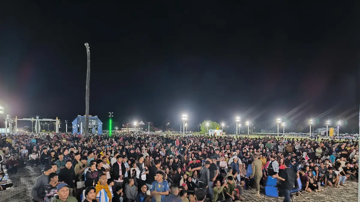 NOBAR: Ratusan warga yang memadati Panggung Padan Liu Burung Malinau pada acara nobar Final Piala Dunia. FOTO: DIPA/RADAR TARAKAN