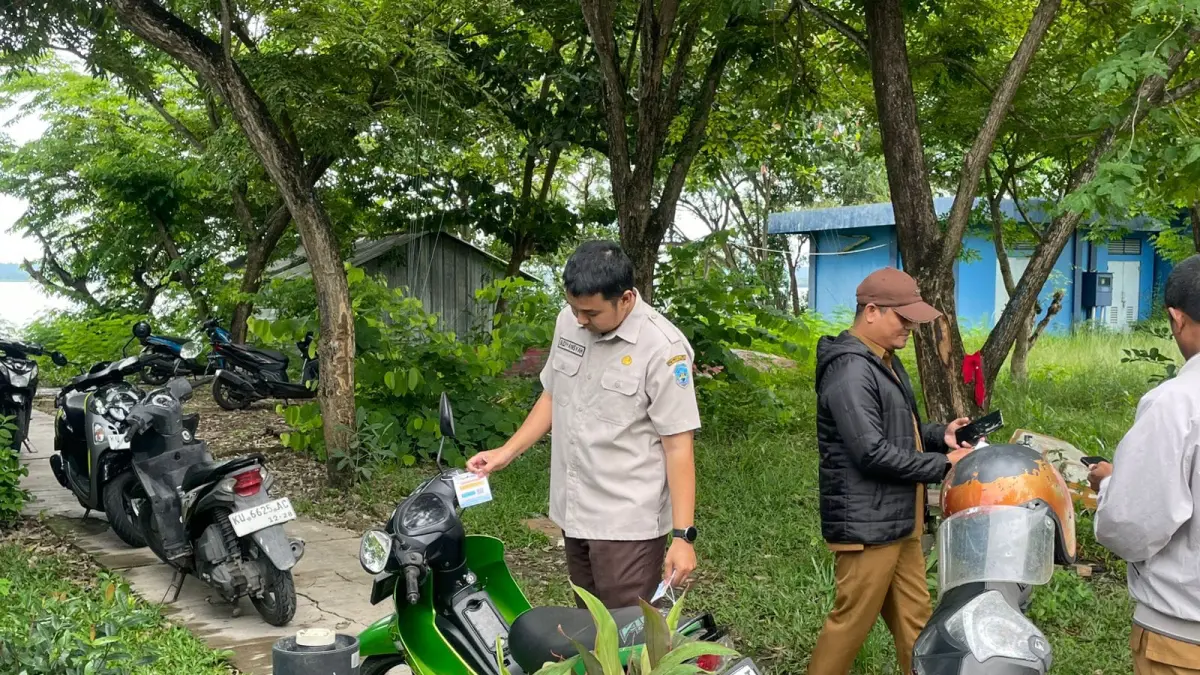 OPERASI : Petugas Bapenda Kelas A Wilayah Nunukan bersama Samsat melaksanakan Operasi Tegur Tempel (OTT) terhadap kendaraan yang terindikasi telah memasuki masa jatuh tempo pajak.&nbsp;