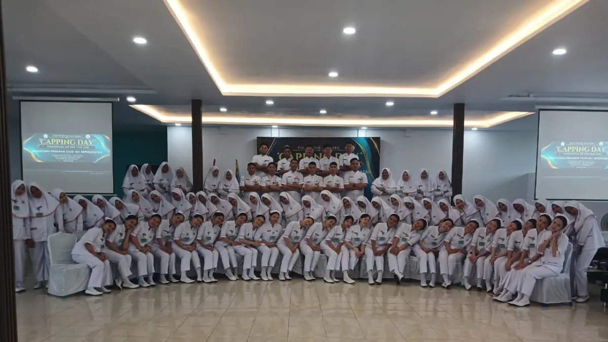 Berfose bersama : 75 mahasiswa-mahasiswi berpose imut sebelum menjalani pengabdian tugas