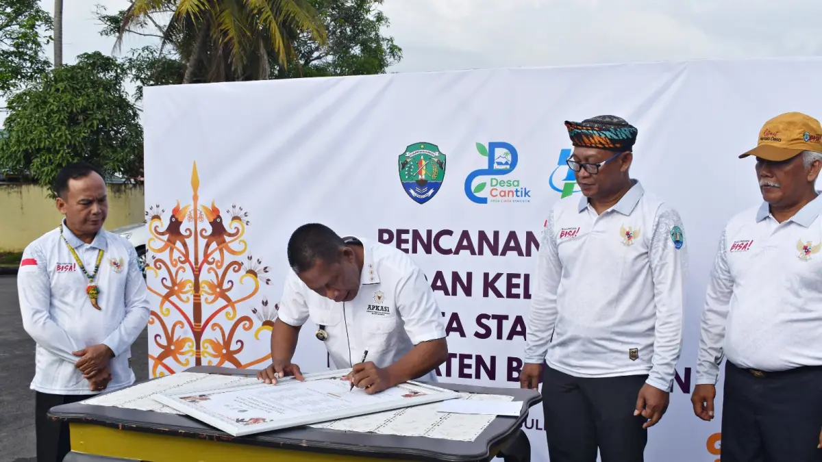 DESA CANTIK: Bupati Bulungan Syarwani menandatangani MoU pencanangan Desa Cinta Statistik bersama BPS Bulungan, Senin (20/7). FOTO: RADAR TARAKAN
