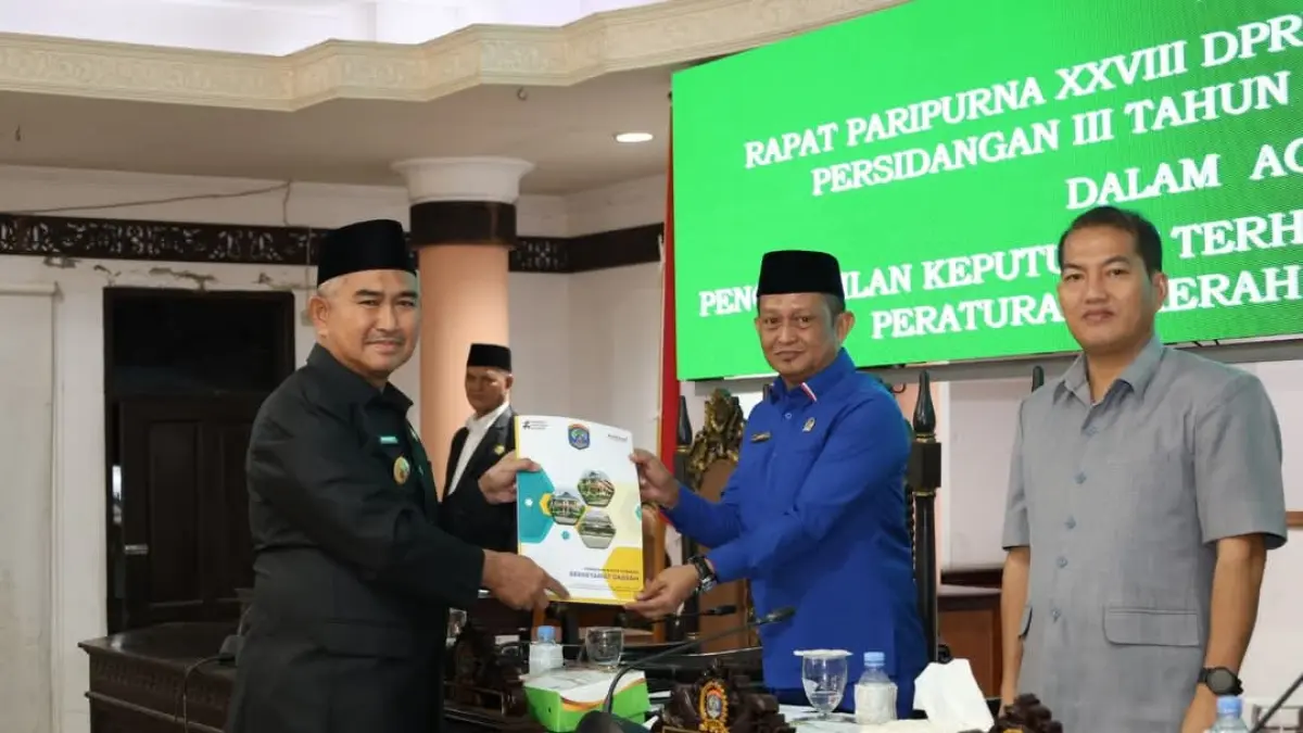 DISEPAKATI: Wali Kota Tarakan dr. H. Khairul, M.Kes berfoto bersama usai menyampaikan pendapat akhir pemerintah terhadap Raperda Kepemudaan pada Rapat Paripurna DPRD Kota Tarakan, Selasa (22/7). AGUS DIAN ZAKARIA/RADAR TARAKAN