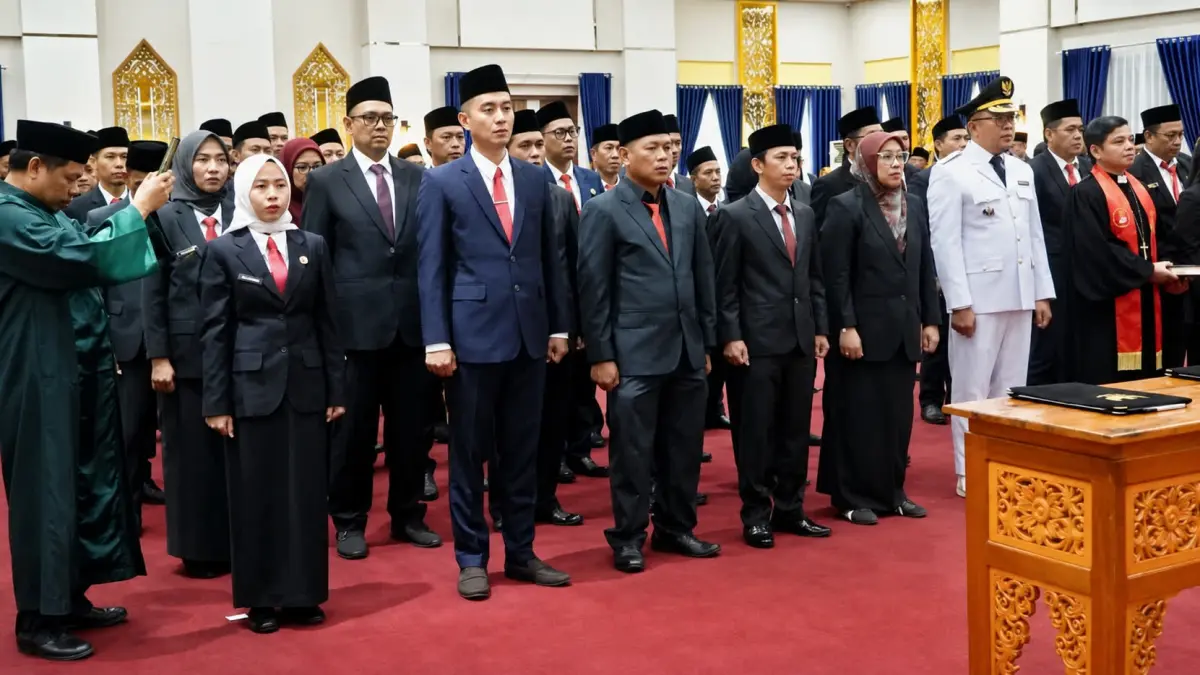 DISUMPAH: Puluhan pejabat administrator, pengawas, serta fungsional di lingkungan Pemerintah Kabupaten Tana Tidung resmi dilantik Bupati Ibrahim Ali, di Pendopo Djaparuddin, Tideng Pale, Rabu (22/7).FOTO: DISKOMINFO