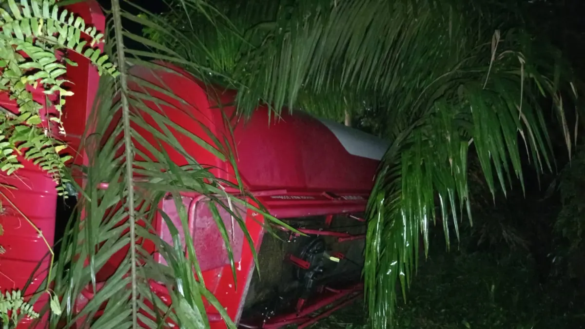 LAKA TUNGGAL: Sebuah truk tangki pengangkut BBM Pertamina mengalami kecelakaan tunggal di Km 28 Jalan Poros Bulungan-Berau, Senin (20/7) malam. FOTO: DOK WARGA