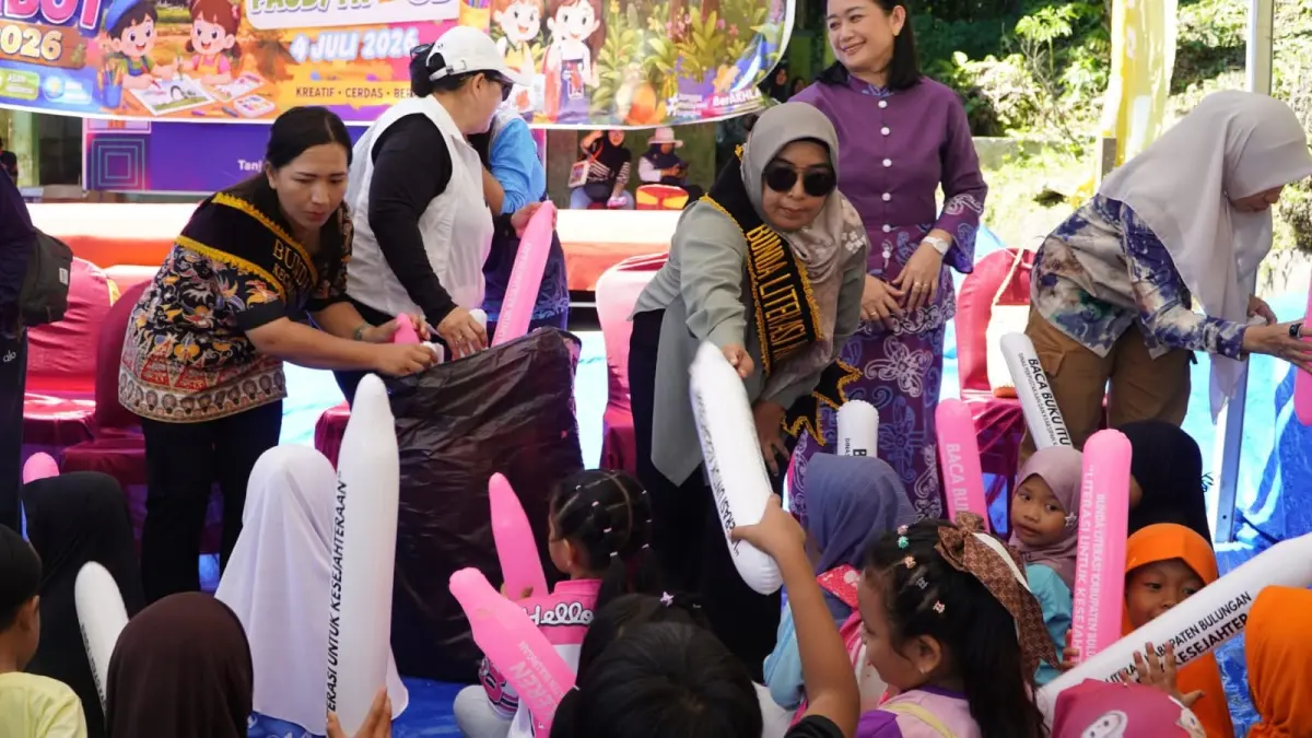 MENYAPA &nbsp;ANAK: Bunda PAUD Kabupaten Bulungan, Sri Nurhandayani didampingi jajaran Pokja Bunda PAUD Kabupaten Bulungan menyapa siswa PAUD. FOTO: RADAR TARAKAN