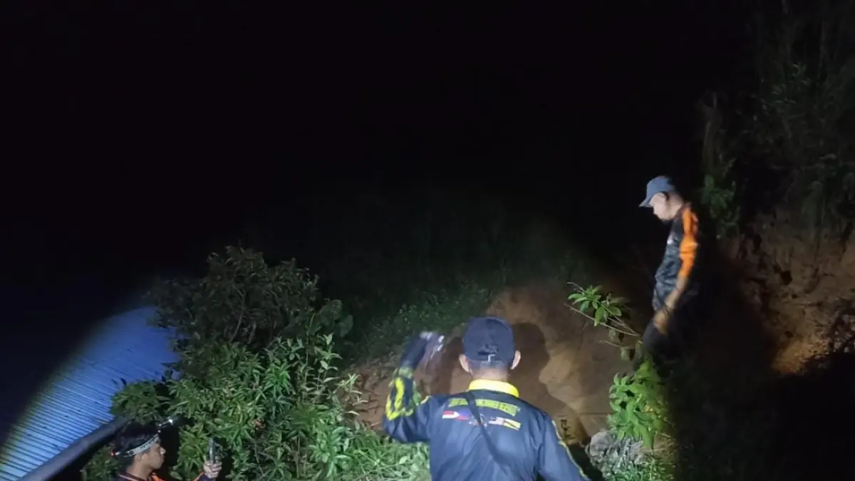 PENANGANAN : Personel BPBD Nunukan melakukan asesmen di lokasi kejadian tanah longsor tepatnya di Jalan Binusan RT 14, KM 2, Kecamatan Nunukan.&nbsp;