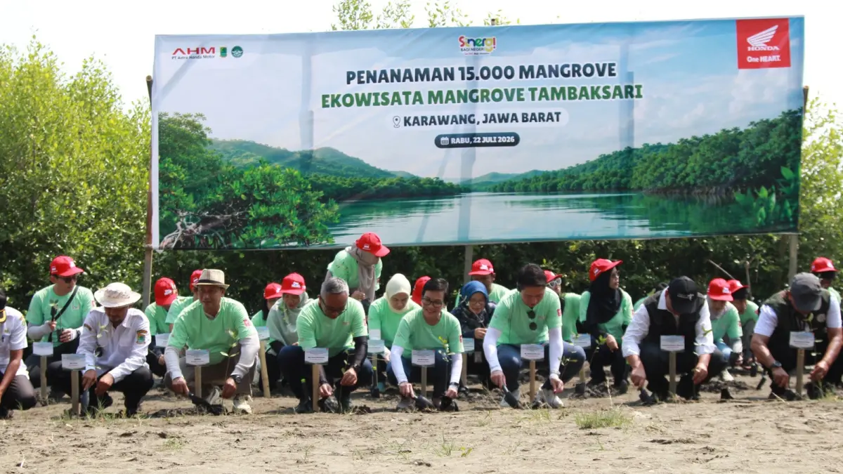 PT Astra Honda Motor (AHM) bersama para pemangku kepentingan melakukan penanaman mangrove di kawasan Ekowisata Mangrove Tambaksari, Karawang, Jawa Barat, sebagai upaya mendukung pelestarian lingkungan dan ekosistem pesisir.