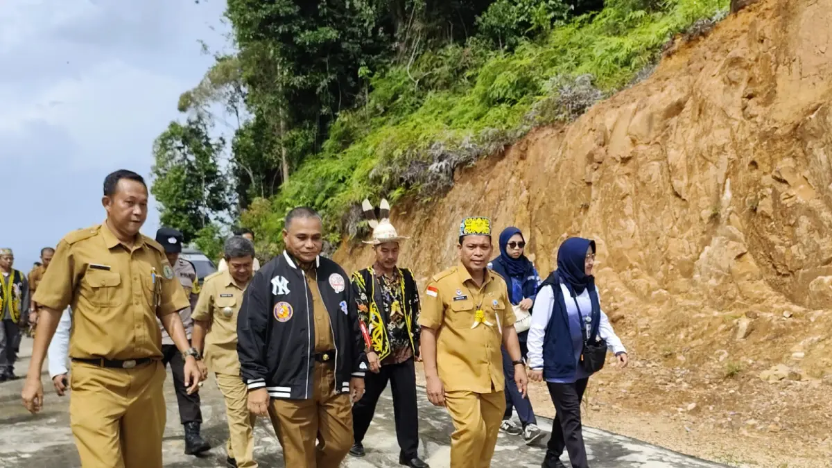 PERCEPATAN : Deputi Bidang Pengelolaan Batas Wilayah Negara BNPP RI, Nurdin yang bersama Asisten Deputi Pengelolaan Lintas Batas Negara, Siti Metrianda Akuan didampingi Kepala BPPD Nunukan, Robby Nahak Serang saat melihat langsung lokasi rencana pembangunan PLBN Sei Menggaris.&nbsp;