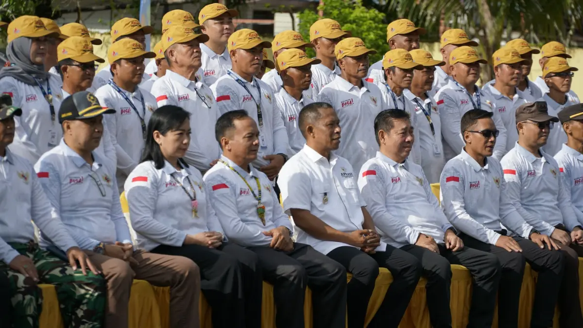 RETREAT KADES: Bupati Bulungan Syarwani didampingi Ketua DPRD Bulungan Riyanto berfoto bersama 74 kades se-Bulungan pada pembukaan retreat kades di Tanjung Selor.