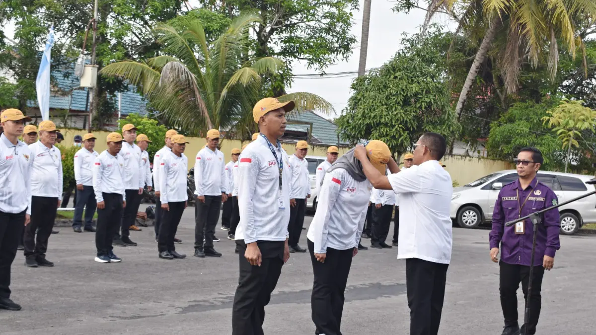 RETREAT KADES: Bupati Bulungan Syarwani menyematkan tanda peserta kepada perwakilan kades saat apel pembukaan retreat kades se-Bulungan 2026 di Tanjung Selor, Senin (20/7). FOTO: RADAR TARAKAN