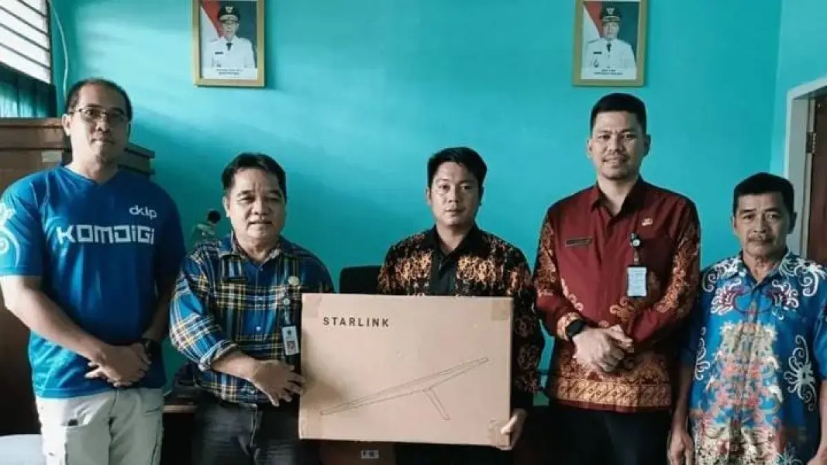SERAH TERIMA: Kepala DKIP Bulungan Yunus Luat menyerahkan perangkat internet satelit Starlink kepada perwakilan desa dan sekolah penerima bantuan. FOTO : DKIP BULUNGAN 
