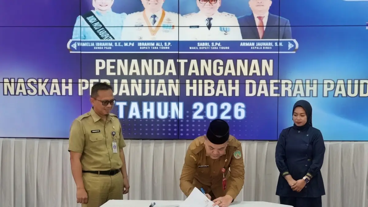 TAMBAHAN ANGGARAN: Kepala Disdikbud Tana Tidung Arman Jauhari menandatangani NPHD PAUD tahun 2026.(FOTO: IST)