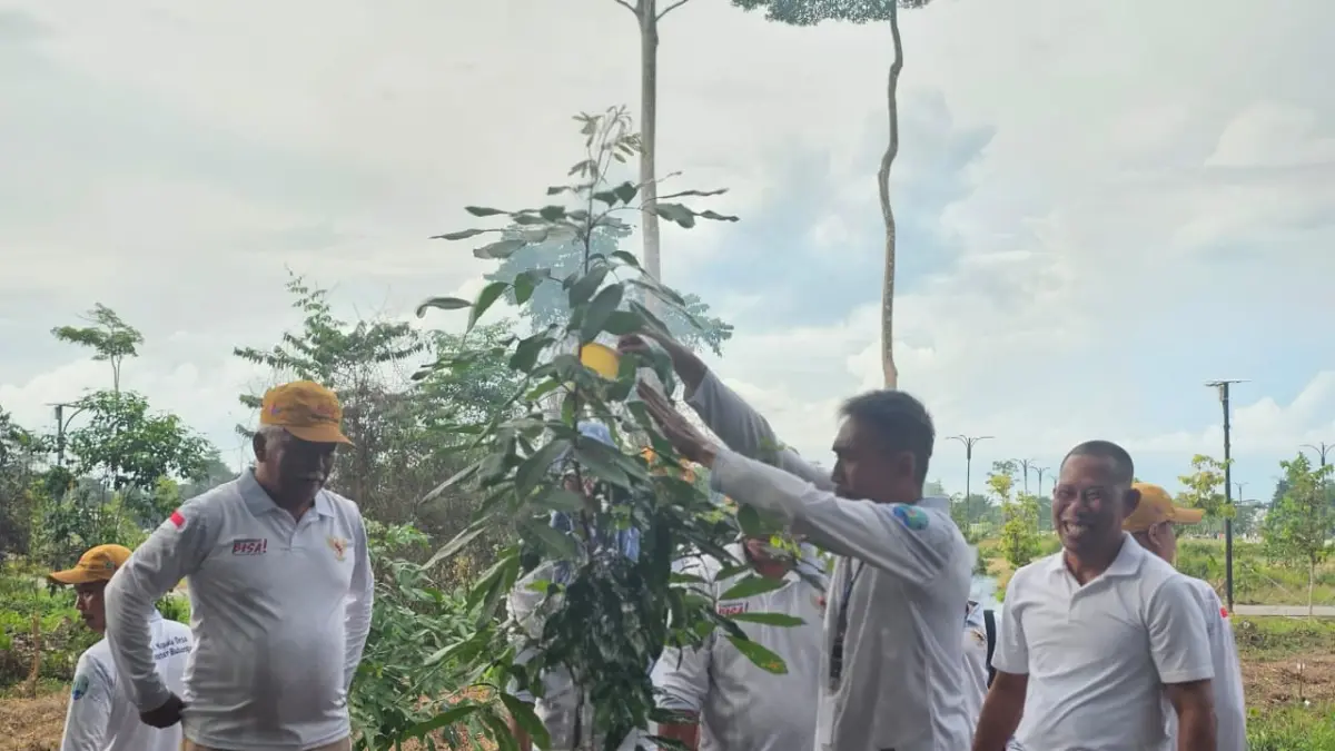 TANAM POHON: Bupati Bulungan Syarwani bersama jajaran Pemkab Bulungan dan kades menyiram bibit tanaman endemik usai penanaman di kawasan Kebun Raya Bundayati Bulungan, Rabu (22/7). FOTO : FIJAI/RADAR TARAKAN