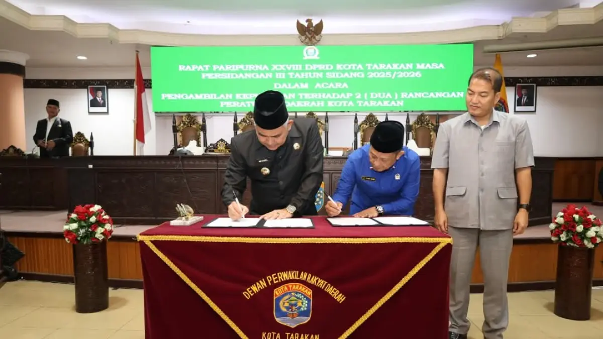 TANDATANGAN: Wali Kota Tarakan dr. H. Khairul, M.Kes melakukan penandatanganan terhadap keputusan Raperda. AGUS DIAN ZAKARIA/RADAR TARAKAN