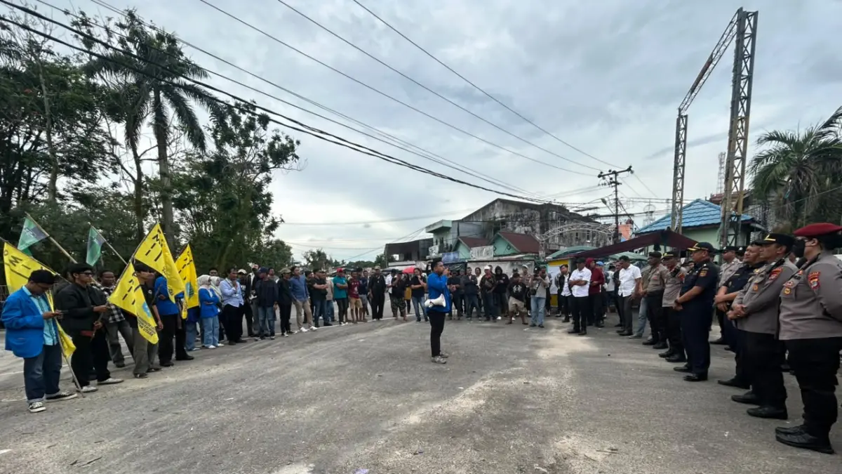 TUNTUTAN: Gabungan mahasiswa melakukan aksi di depan kantor Bea Cukai Tarakan dan menyerukan beberapa tuntutan. ELIAZAR/RADAR TARAKAN&nbsp;