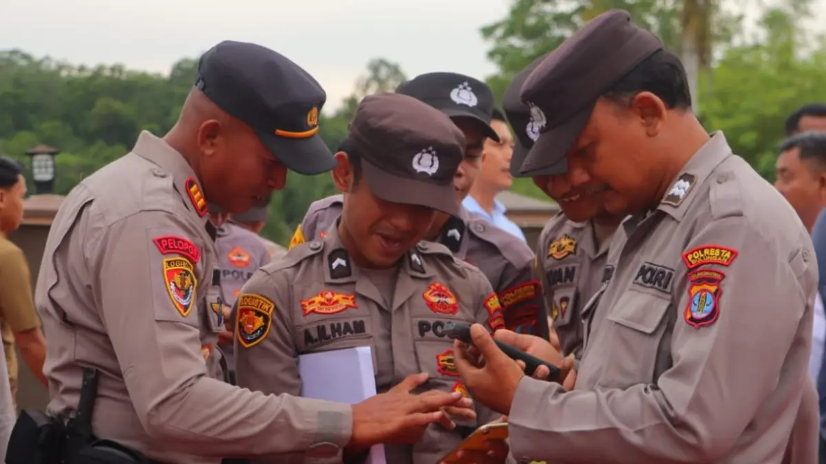 CEK DISIPLIN: Personel Bidpropam Polda Kaltara memeriksa kelengkapan identitas dan perlengkapan anggota Polresta Bulungan saat Operasi Gaktibplin di Mapolresta Bulungan. FOTO : HUMAS POLRESTA BULUNGAN