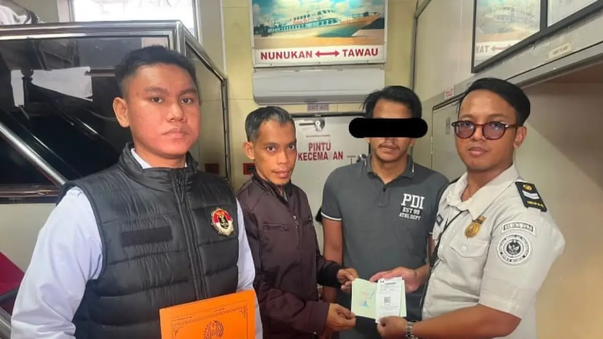 DIPULANGKAN : Personel Inteldakim Nunukan melakukan pengawasan deportasi terhadap seorang WN Malaysia yang terbukti melakukan pelanggaran keimigrasian.&nbsp;