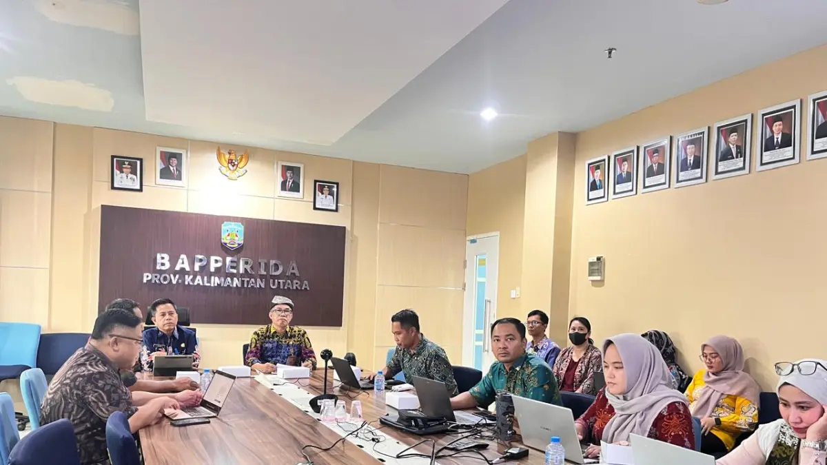 FASILITASI RKPD: Kepala Bapperida Kaltara  Bertius memimpin fasilitasi Perkada tentang Perubahan RKPD 2026 KTT dan Malinau di Kantor Bapperida Kaltara.