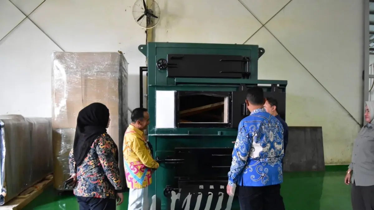 INSINERATOR: Wabup Bulungan Kilat melihat langsung mesin pengolah sampah bernama Motah di Kota Bandung.
(Taslee/Radar Tarakan)