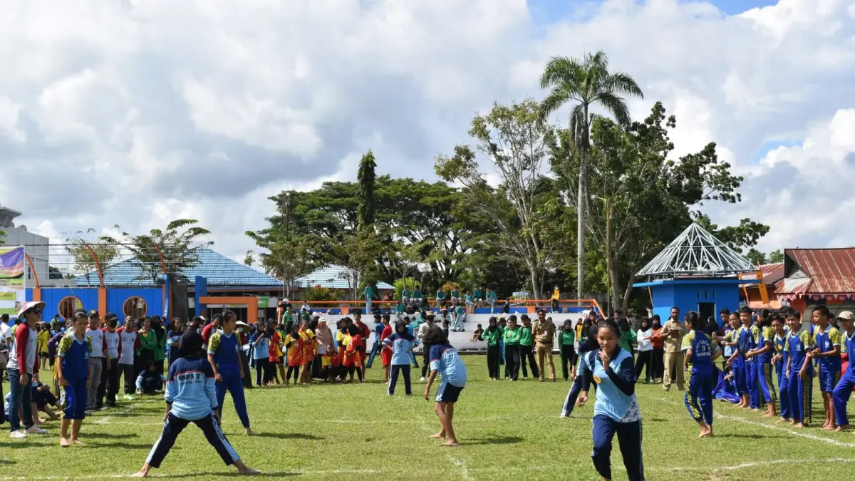 OLAHRAGA PELAJAR: Sejumlah pelajar mengikuti pertandingan  pada ajang lomba olahraga tradisional di Tanjung Selor. 