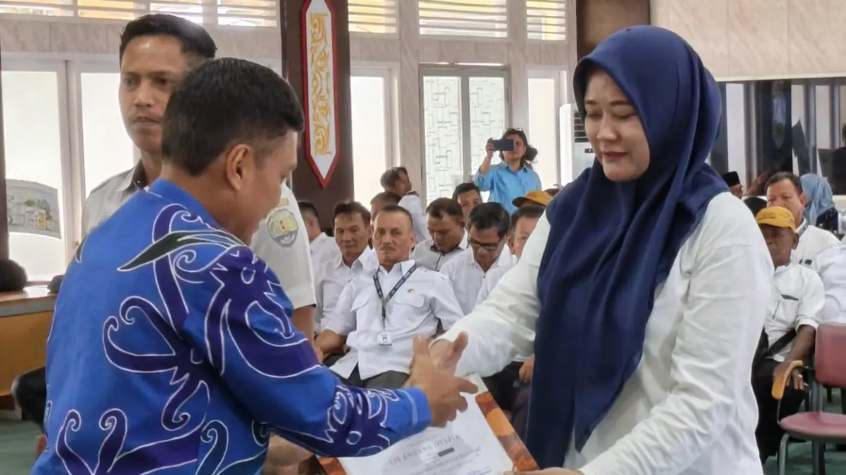 PENYERAHAN SERTIFIKAT : Sekda Bulungan, Risdianto menyerahakan sertifikat retreat kepada perwakilan kades.