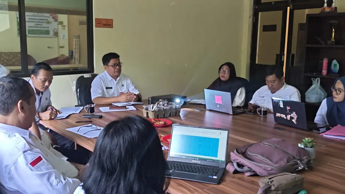 VALIDASI : Kepala DKPP Nunukan, Masniadi memimpin pertemuan membahas pengelolaan pupuk bersubsidi.&nbsp;