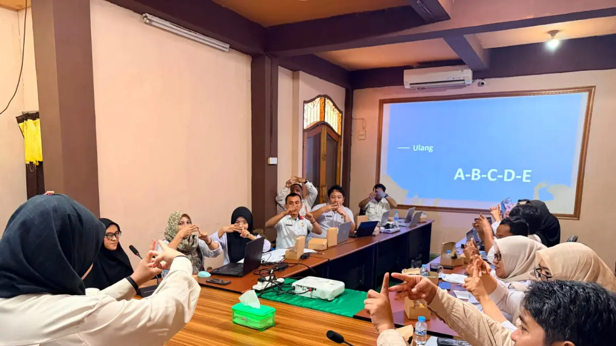 BELAJAR : Jajaran Bawaslu Kota Tarakan mengikuti sosialisasi dan belajar bahasa isyarat bersama PPDI dan GERKATIN di Kantor Bawaslu Kota Tarakan. AGUS DIAN ZAKARIA/RADAR TARAKAN