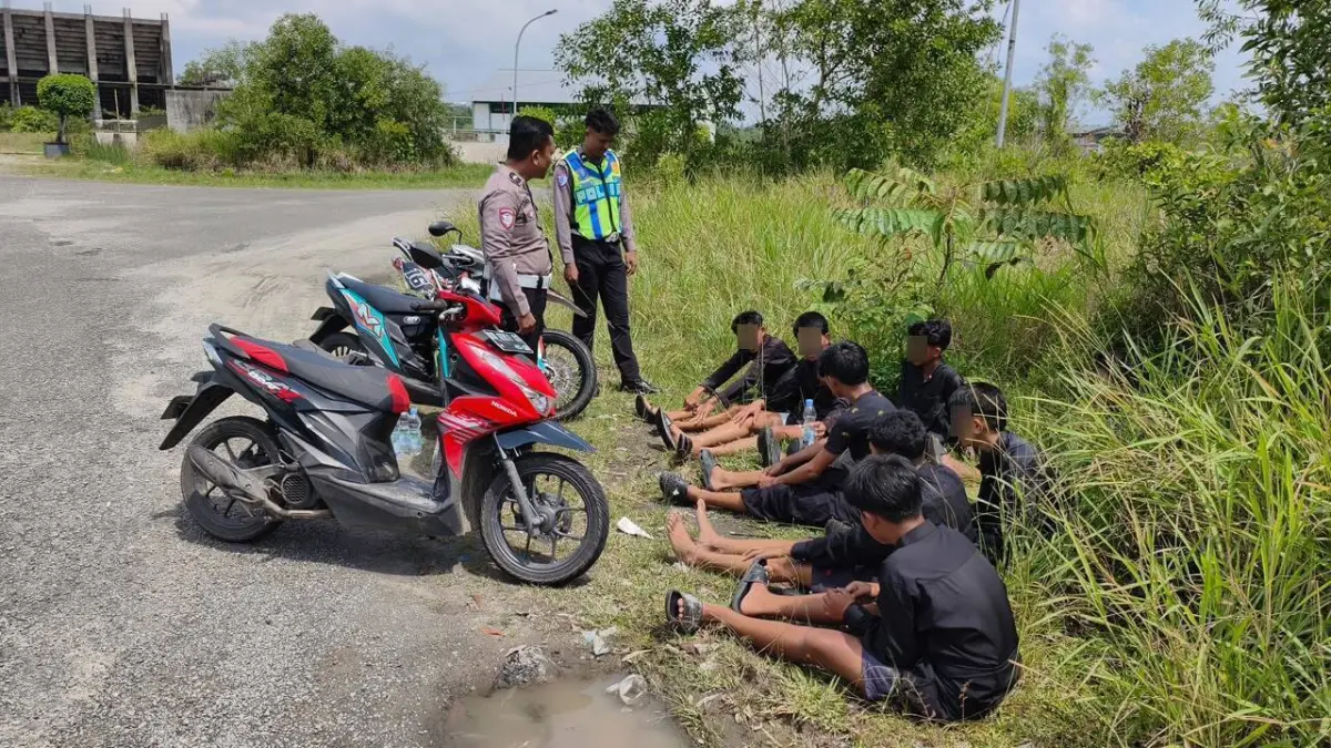 DIAMANKAN : Para remaja yang didapati melakukan aksi balap liar di kawasan belakang Islamic Center diamankan Satlantas Polres Tarakan, Jumat (24/7). SATLANTAS POLRES TARAKAN&nbsp;