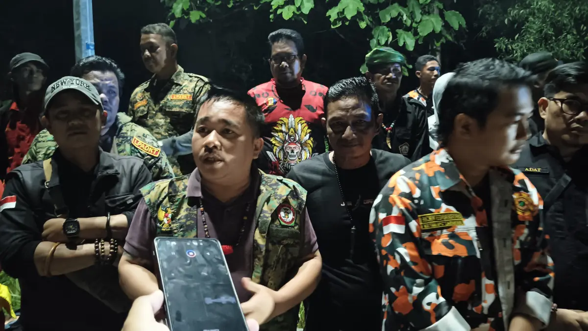 PATROLI BERSAMA: Sejumlah organisasi kemasyarakatan (ormas) bersama personel Polres Tarakan menggelar patroli dan aksi sosial di kawasan Gunung Selatan, Kamis (23/7) malam. AGUS DIAN ZAKARIA/RADAR TARAKAN