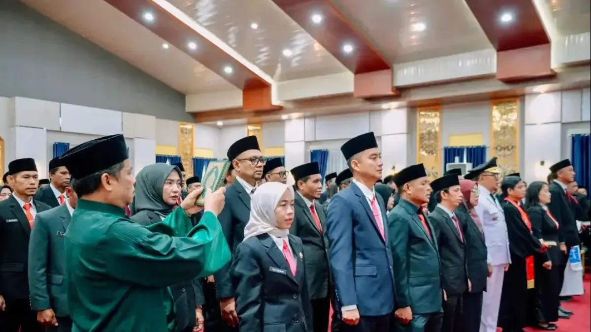 PEJABAT BARU: Puluhan pejabat eselon III dan IV resmi dilantik Bupati Ibrahim Ali termasuk pejabat yang duduk di bidang baru pada Dinsos-PMD. (FOTO: DKISP).
