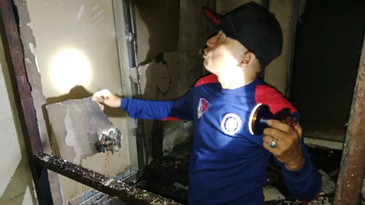 PEMADAMAN : Petugas Damkar Nunukan melakukan pendinginan di dapur Kafe Ocay di Jalan Manunggal Desa Sei Pancang, yang terbakar pada Jumat (24/7).&nbsp;