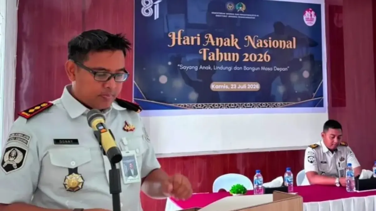 PEMENUHAN HAN : Kepala Lapas Kelas IIB Nunukan, Donny Setiawan saat menyerahkan Surat Keputusan Remisi Hari Anak Nasional.&nbsp;