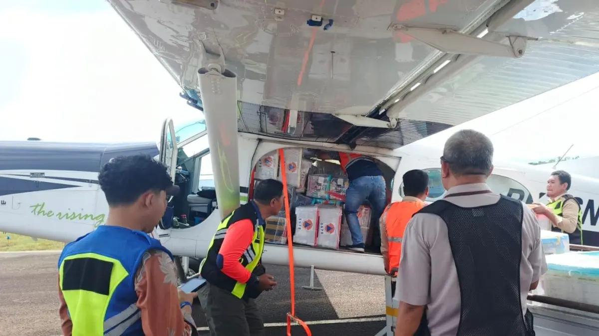 PENGIRIMAN : Pengiriman bantuan logistik dari BNPB untuk masyarakat Krayan Selatan yang terdampak bencana menggunakan armada Maskapai MAF.&nbsp;