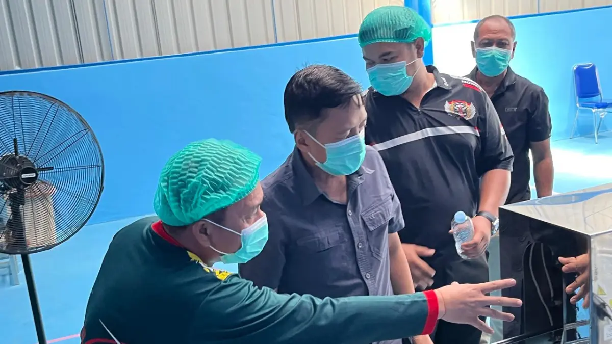 PRODUK LOKAL: Sekda Bulungan H. Risdianto didampingi Direktur Perumda Air Minum Danum Benuanta dan Direktur PT Bulungan Persada Mandiri meninjau proses produksi AMDK Kayanku, Jumat (24/7).