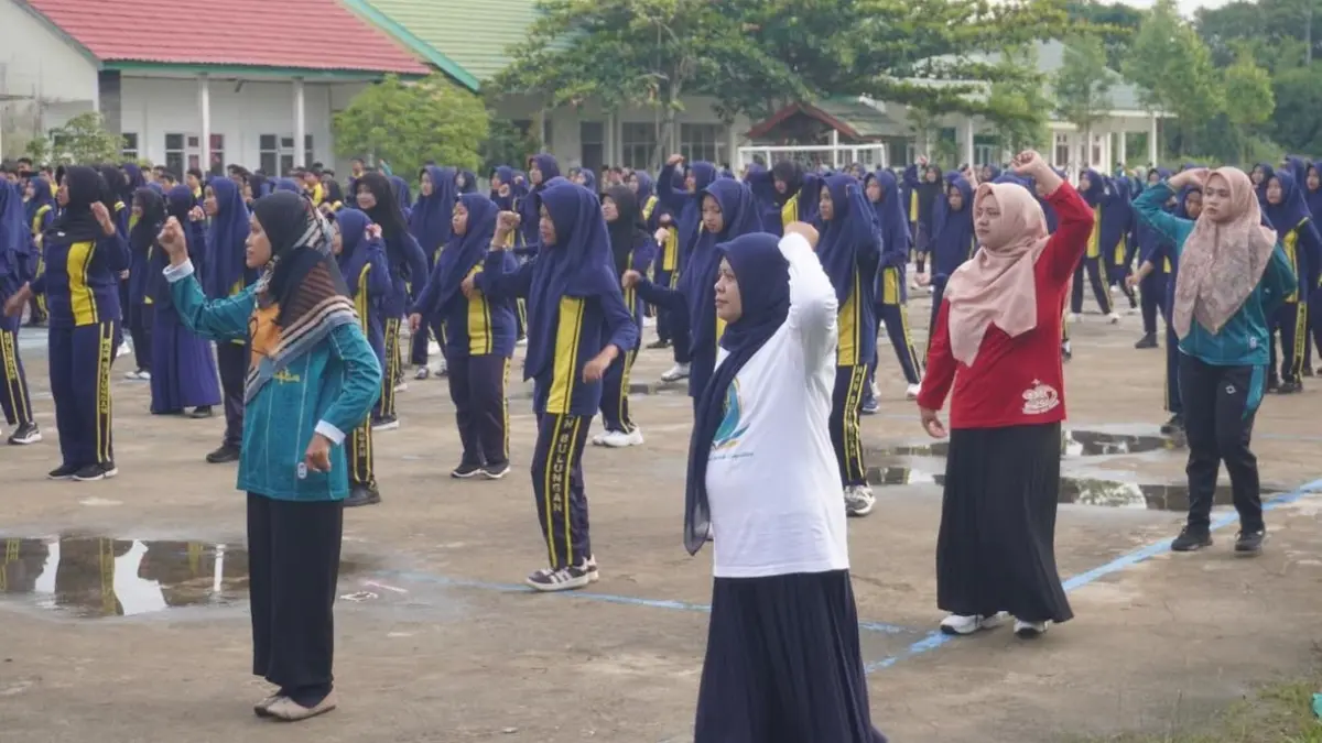SENAM BERSAMA: Pelajar  MAN Bulungan mengikuti senam bersama di halaman sekolah. FOTO : KEMENAG KALTARA