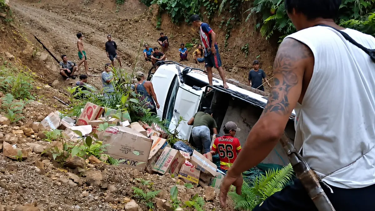 AKSES BURUK : Sebuah kendaraan pengangkut Sembako dari Kabupaten Malinau menuju Krayan terbalik di kawasan Gunung Sebilit.&nbsp;