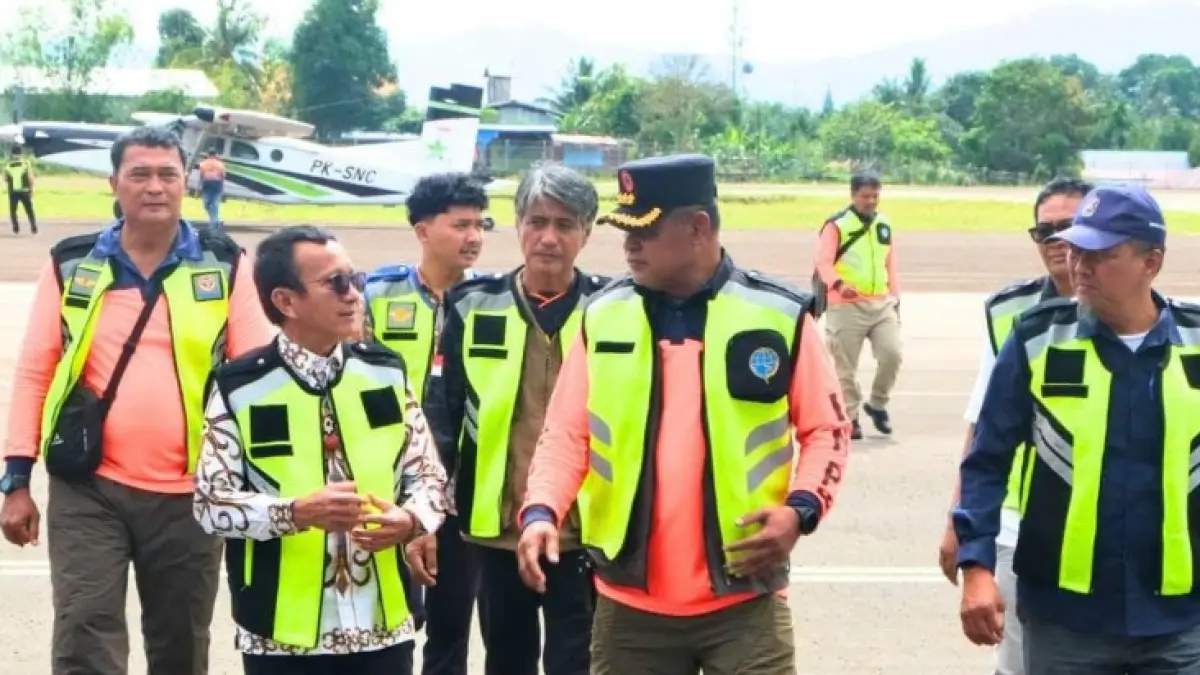 DUKUNGAN : Wakil Bupati Nunukan Hermanus bersama Tenaga Ahli Kepala Badan Nasional Penanggulangan Bencana (BNPB), Kolonel (Purn) Agus Marsanto saat mengawal distribusi bantuan logistik untuk wilayah Krayan.&nbsp;
