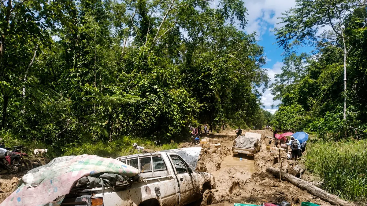 INFRASTRUKTUR: Salah satu titik kerusakan pada ruas Jalan Lingkar Krayan di perbatasan Kabupaten Nunukan. FOTO: WARGA KRAYAN