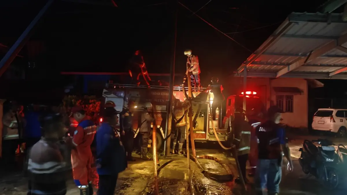LUDES: Petuga Damkar Malinau saat memadamkan kobaran api para bangunan yang terbakar. FOTO: DIPA/RADAR TARAKAN