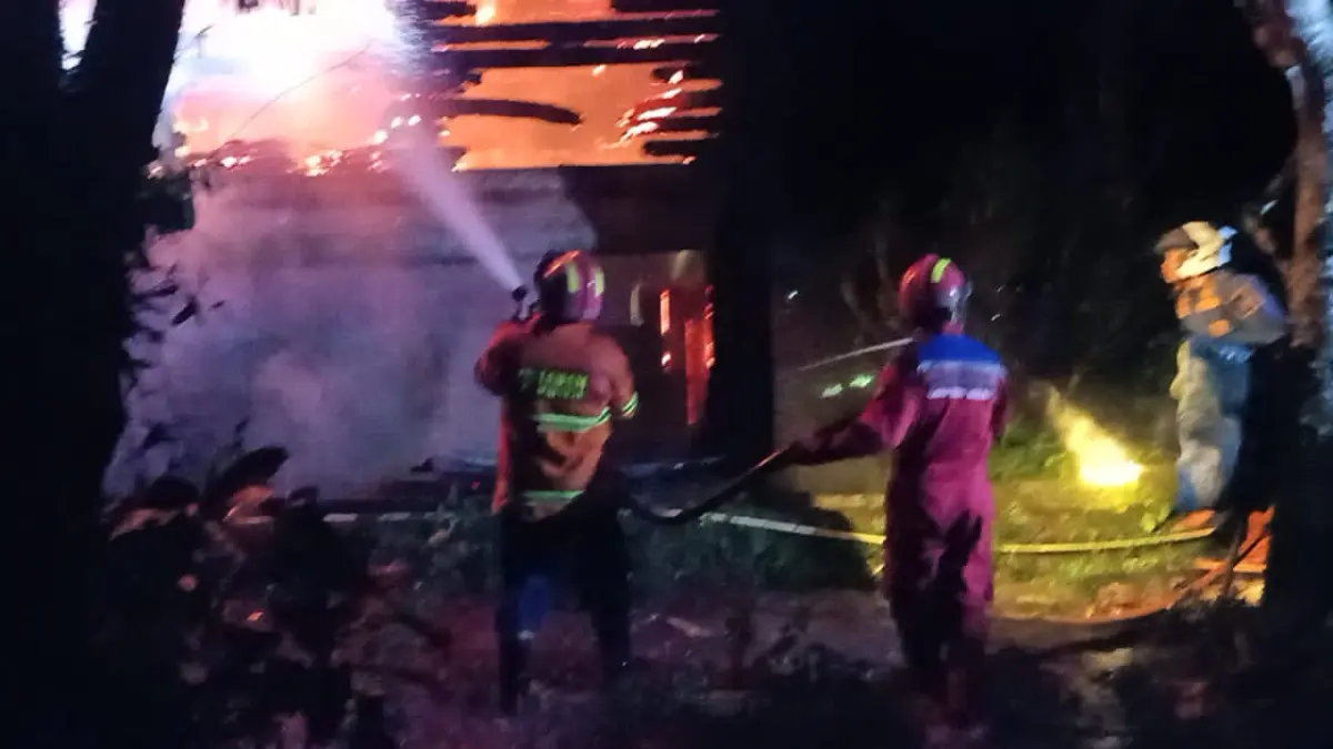 LUDES: Petuga Damkar Malinau saat memadamkan kobaran api para bangunan yang terbakar. FOTO: DIPA/RADAR TARAKAN