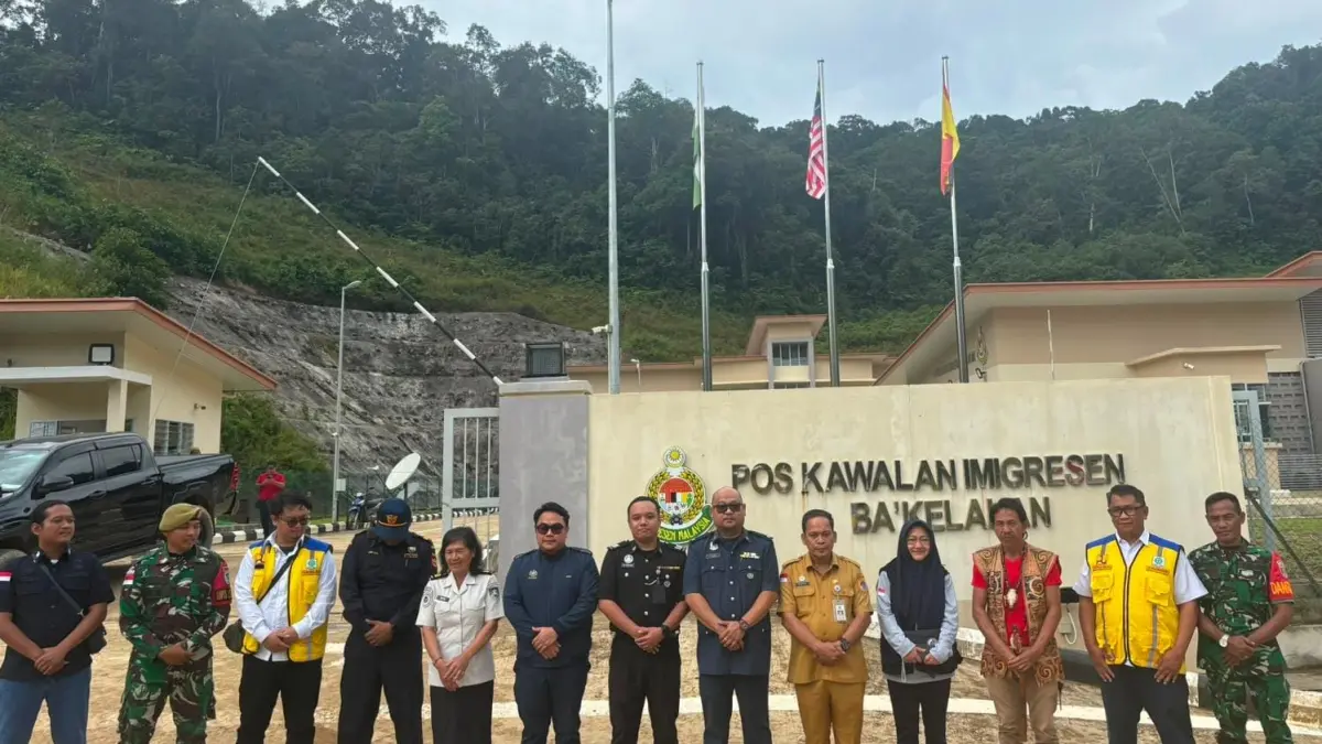 PERCEPATAN : Deputi Bidang Pengelolaan Batas Wilayah Negara BNPP RI, Nurdin, didampingi Asisten Deputi Pengelolaan Lintas Batas Negara BNPP RI, Siti Metrianda Akuan saat berada di Pos Kawalan Imigresen Ba’ Kelalan, Sarawak, Malaysia.&nbsp;
