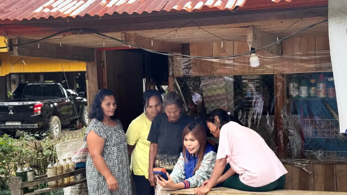 LAYANI MASYARAKAT: Mantri BRI Unit Bolu, Elce Putri Bontong, memberikan edukasi layanan keuangan dan pendampingan kepada warga di Desa Karre Pananian, Kecamatan Nanggala, Kabupaten Toraja Utara. Selain menyalurkan pembiayaan, Elce juga mengedukasi masyarakat tentang pentingnya menabung serta mempermudah akses transaksi melalui layanan BRILink. FOTO: DOK. BRI