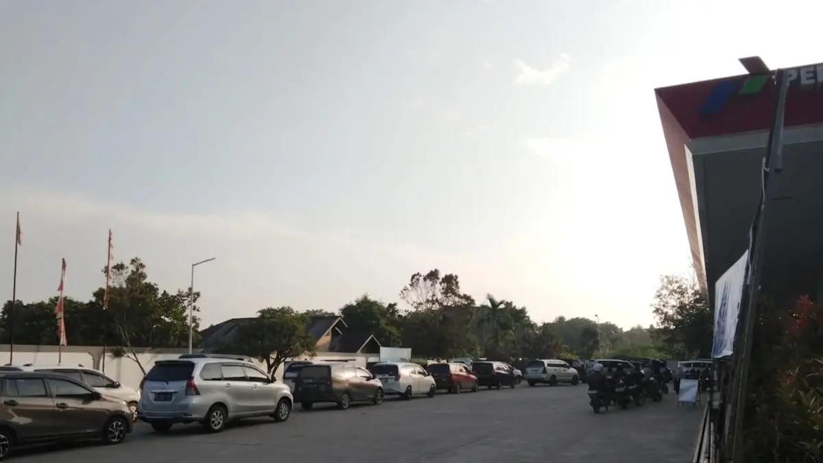 ANTREAN BBM: Kendaraan mengantre di SPBU Sengkawit, Tanjung Selor, Bulungan