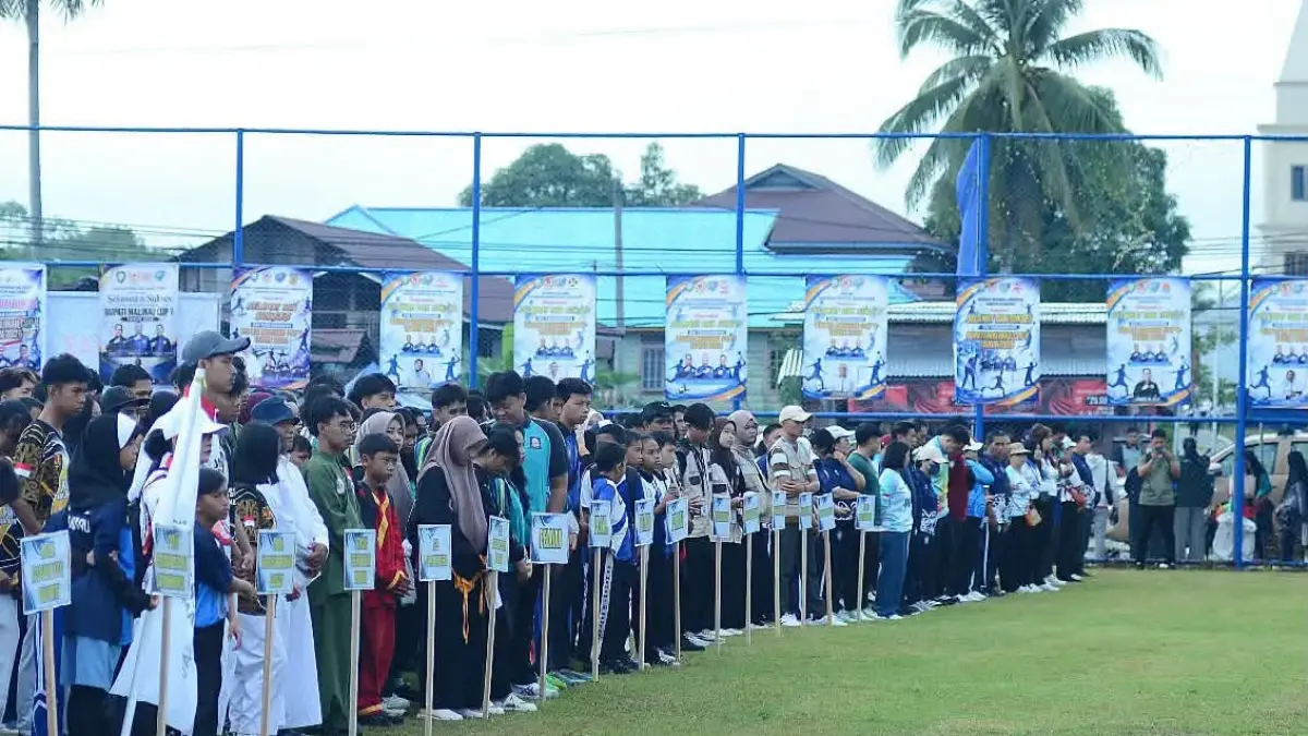 BMC V: Para Atlet yang mengikuti pembukaan BMC V di Lapangan Sepak Bola Desa Kuala Lapang, Kabupaten Malinau. FOTO: DIPA/RADAR TARAKAN