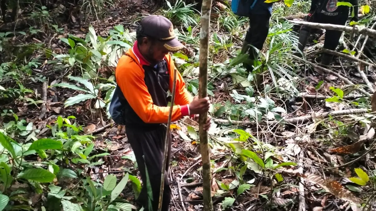 CEK LOKASI: Seorang warga menunjukkan titik pembukaan badan jalan 11.514 km.