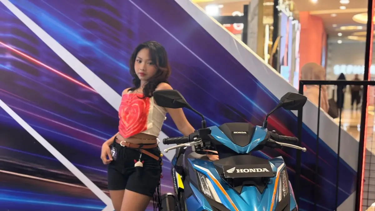 Honda memamerkan salah satu skuter matik terbaru dalam ajang pameran otomotif, menampilkan desain sporty dan fitur modern untuk memenuhi kebutuhan mobilitas masyarakat.