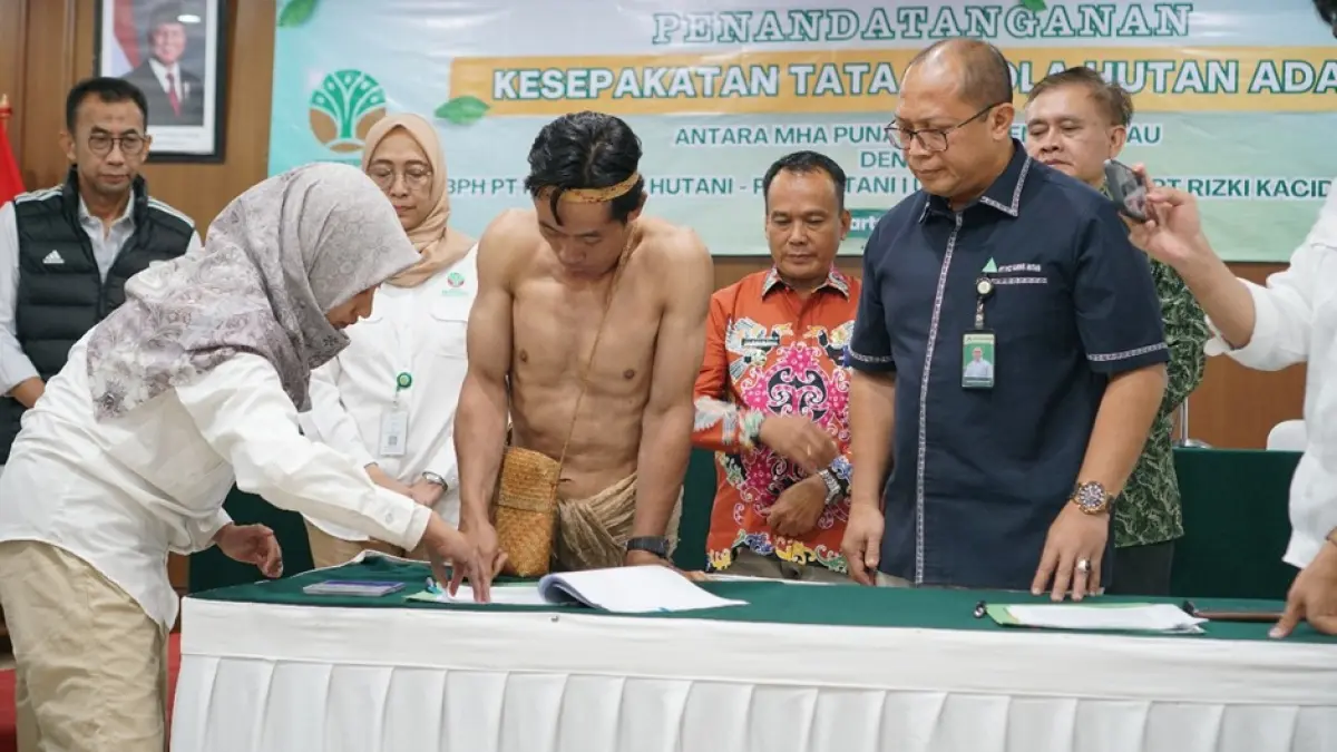 HUTAN ADAT: Perwakilan MHA Punan Batu Benau bersama Direktorat Jenderal Perhutanan Sosial Kementerian Kehutanan, Pemkab Bulungan dan tiga perusahaan pemegang PBPH menandatangani kesepakatan tata kelola hutan adat di Jakarta, Senin (27/7).

