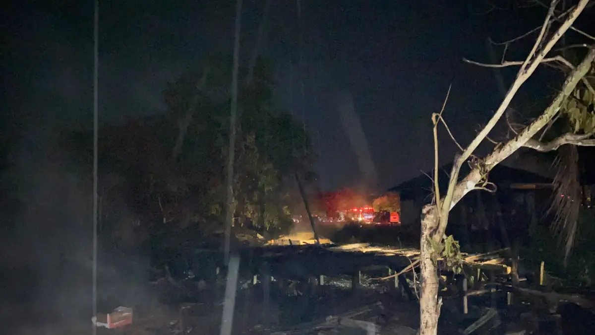 KEBAKARAN: Petugas pemadam kebakaran melakukan proses pendinginan setelah api melalap empat rumah panggung berbahan kayu di Jalan Rumbia, Tanjung Selor, Senin (27/7) dini hari. 
